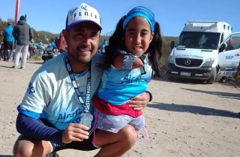 Nació sin brazos ni piernas y su padre le cumplió el deseo de correr una maratón