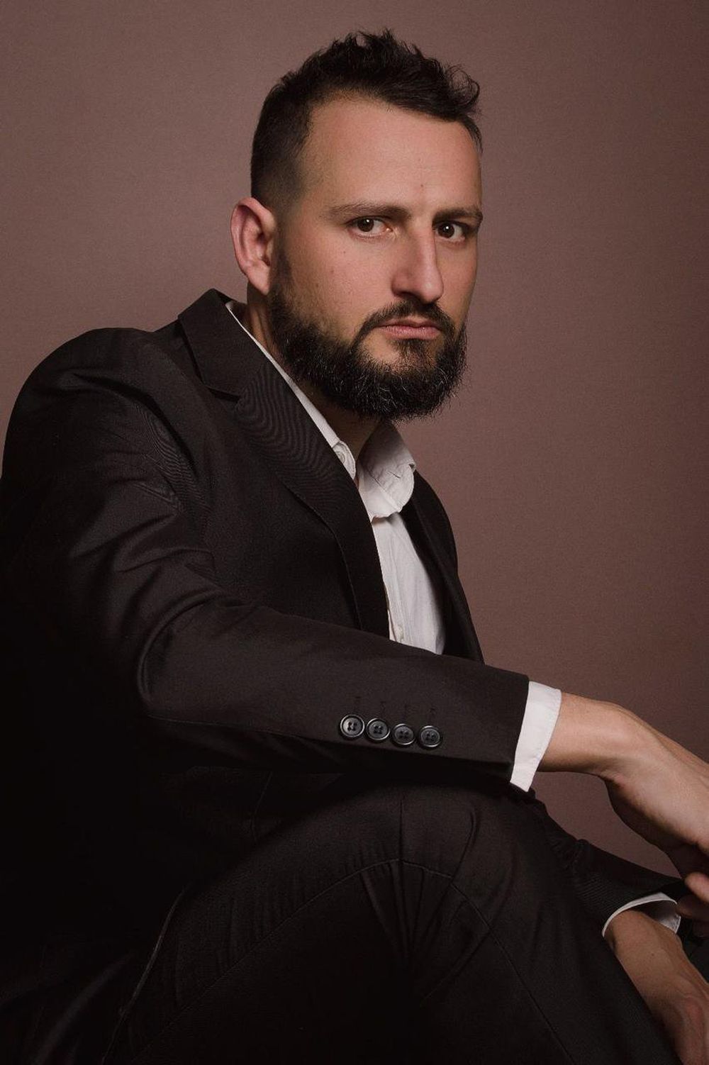 Federico Ortega Oliveras. Actor, docente y director mendocino. Dirigió obras de teatro y óperas, como Ausländer, en Theaterimballsam de Bonn, Alemania; Dido y Eneas, de Purcell, con Violetta Club; Hiroshima, de Tito Francia, junto al Ballet de la UNCuyo dirigido por Vilma Rúpolo; El Barbero de Sevilla, con la Orquesta Filarmónica de Mendoza; entre otros títulos.  Junto a Vilma Rúpolo co-dirigió la Fiesta Nacional de la Vendimia 2022; junto a Laura Fuerte escribió y co-dirigió la Vendimia de la Ciudad de Mendoza 2023;  y junto a Godo Nicolás Gimenez, la vendimia de Las Heras 2024 