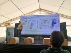 Cristian Albors, durante su disertación en el Auditorio Banco San Juan de Expo Innova Cuyo, con los mapas del Servicio Meteorológico Nacional que ilustran cómo afectó históricamente El Niño a cada región del país.