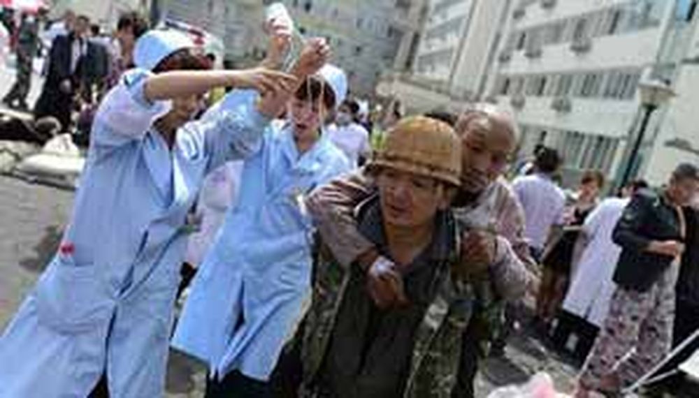 Al menos 100 muertos por un terremoto en China