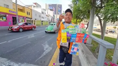 [VIDEO] Agredió a un vendedor ambulante pero luego le pidió perdón de rodillas