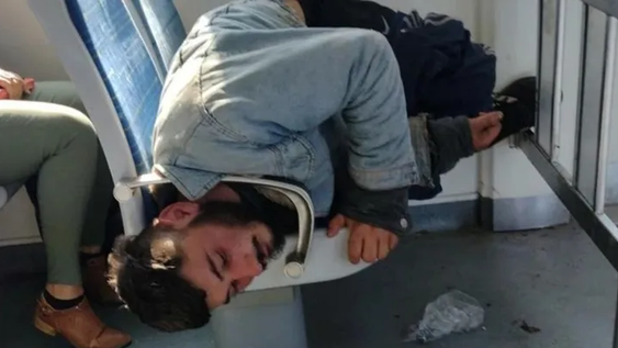 [VIDEO] Se le trabó la cabeza en un asiento del Tren Roca mientras dormía