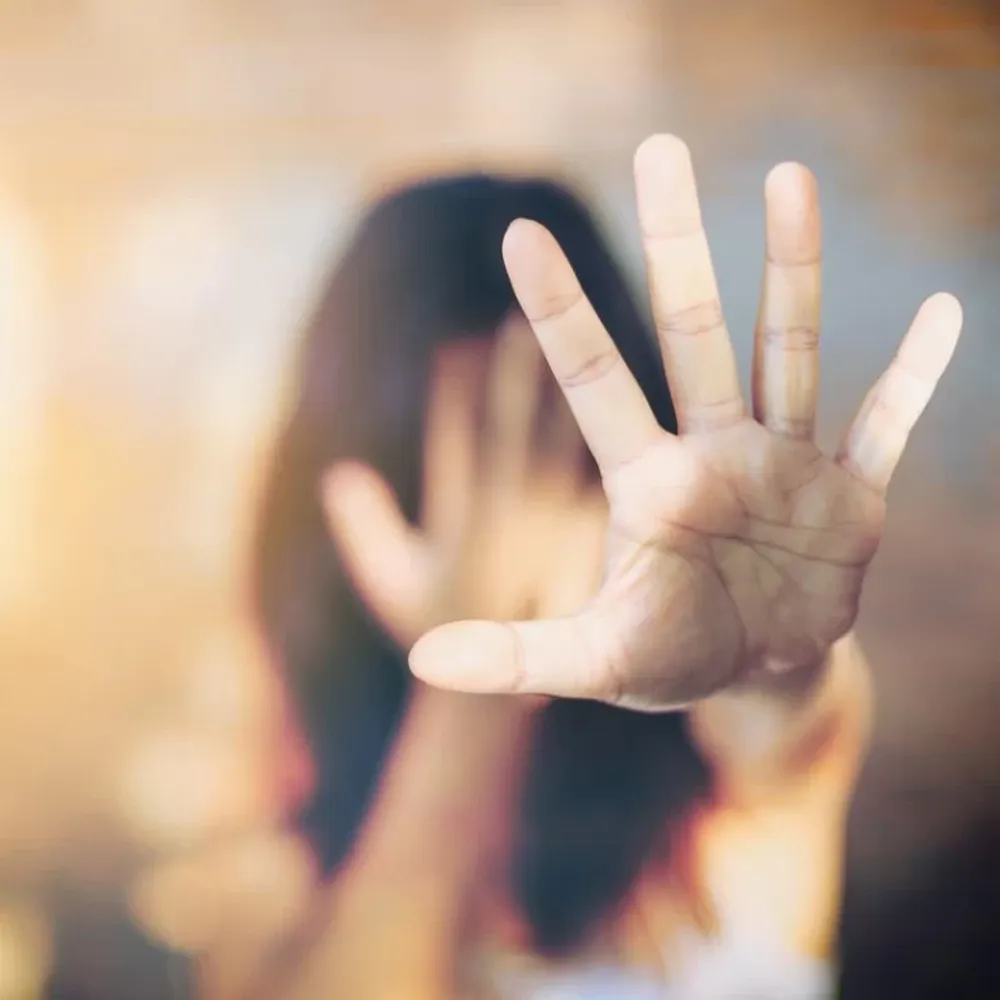 Le fracturó un brazo, se separaron y volvió a golpearla