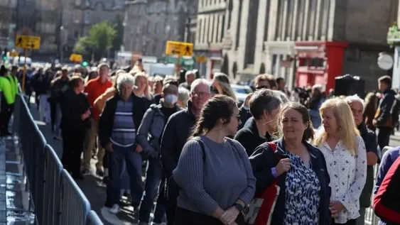 Suspendieron el acceso a la cola para llegar al féretro de Isabel II por la gran cantidad de gente