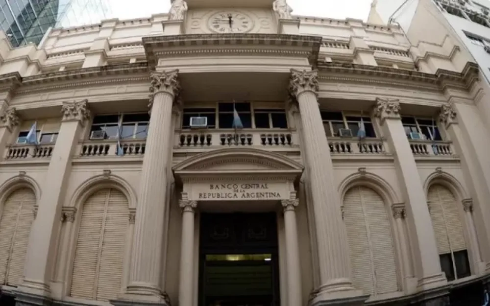 El BCRA salió a aclarar cómo pagar los consumos en dólares de las tarjetas