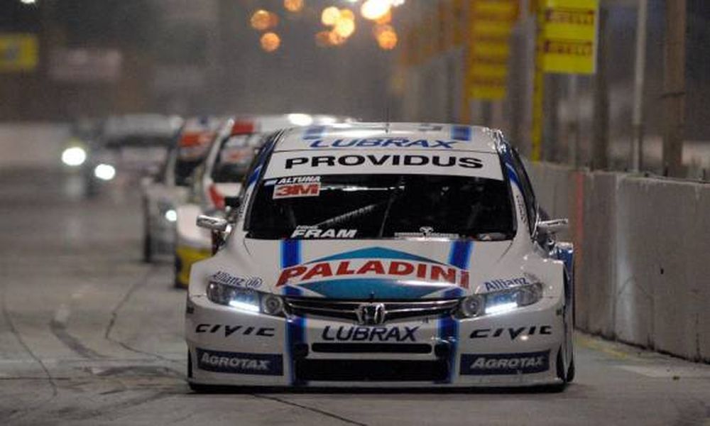 Altuna con Honda nocturna