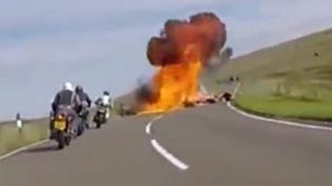 Video: motociclistas chocaron, explotaron y murieron