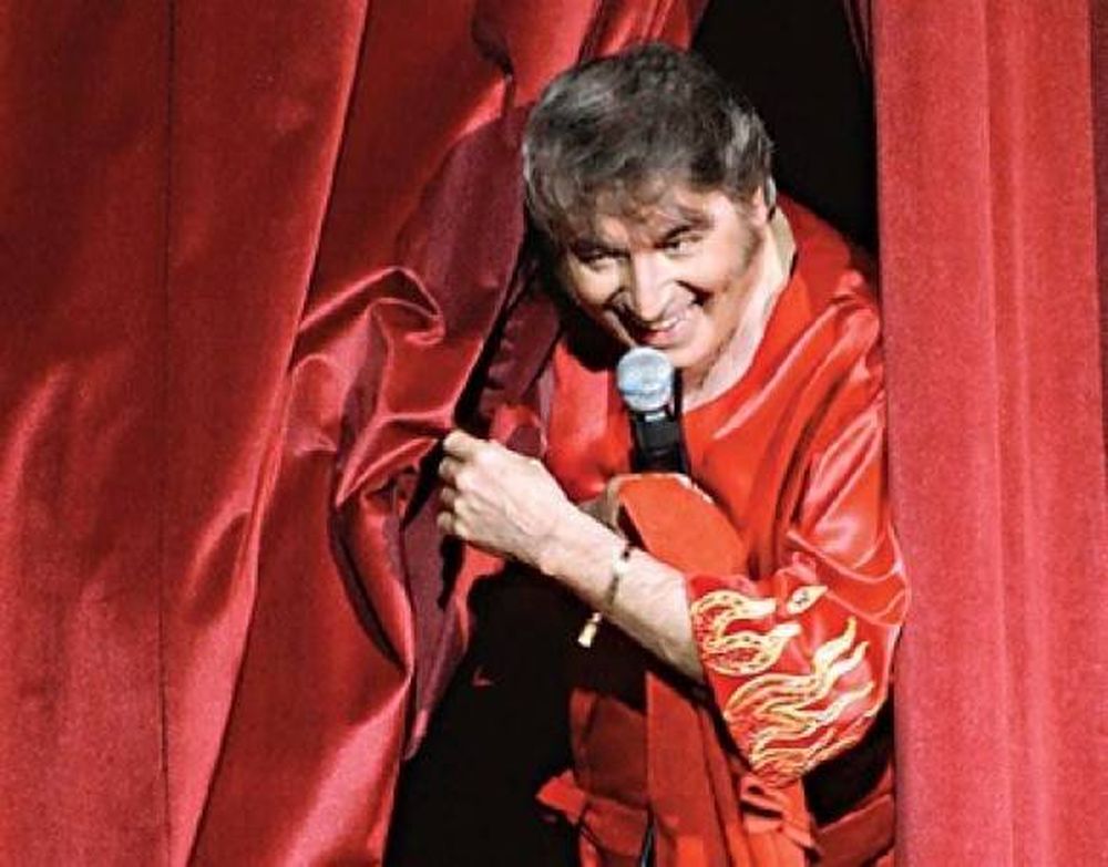 Sandro está lúcido y bromea