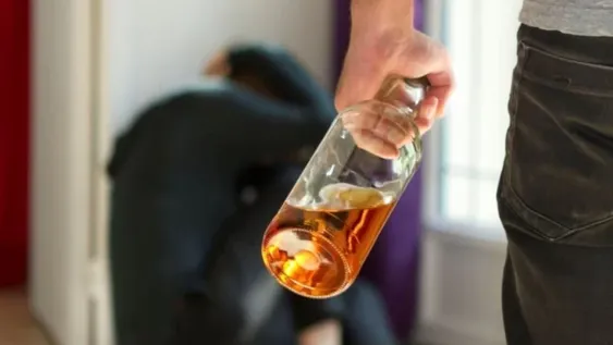 A pesar de tener restricciones de acercamiento, fue a la casa de su ex y se puso a beber con amigos