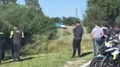 Una mujer apareció desnuda a la orilla de un río y dijo que fue abusada.&nbsp;