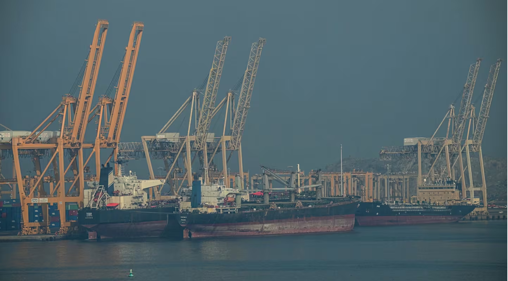 El cierre del estrecho de Ormuz es crítico porque es la vía exclusiva de salida de los buques petróleros desde las plantas árabes.
