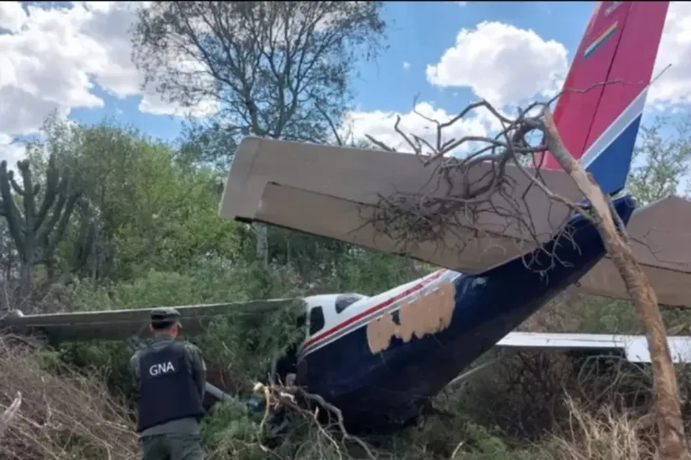 Se estrelló una narcoavioneta que llevaba más de 130 kilos de cocaína: el video del momento