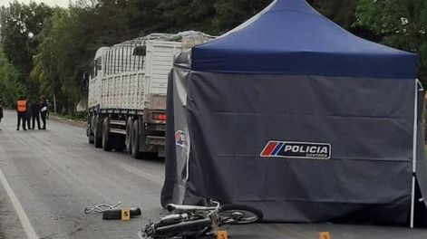 Un joven motociclista murió en el acto al chocar con un camión con acoplado