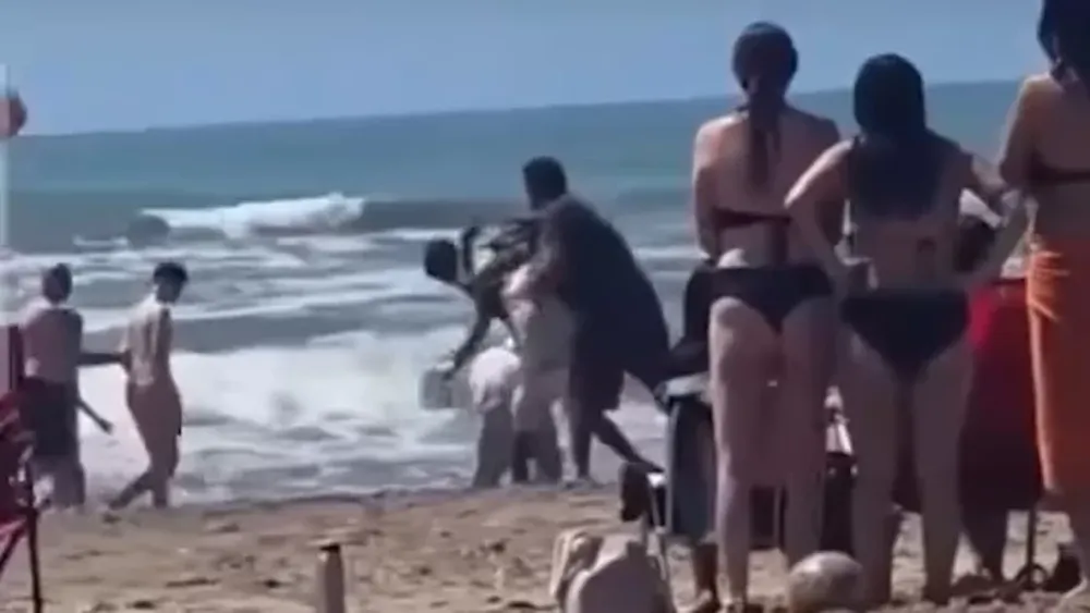 [VIDEO] Insólita pelea entre churreros y vendedores de licuados en plena playa de Mar Azul