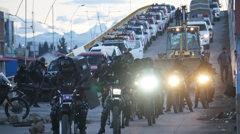 Bolivia despliega un fuerte operativo para liberar rutas bloqueadas en medio de la crisis social