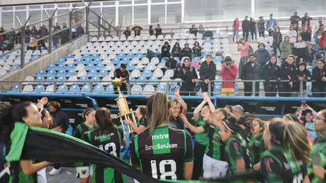 Las chicas de San Martín ganaron y festejaron el título en el Bicentenario