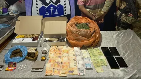 Tras un allanamiento en el barrio Valle Grande, encontraron armas, municiones y droga