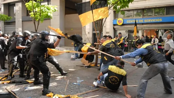 Camioneros, taxistas y la UTA deberán pagar 700 mil pesos a un policía agredido en una manifestación