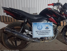Recuperan moto por robo automotor en Rawson durante un operativo policial Recuperan moto por robo automotor en Rawson durante un operativo policial