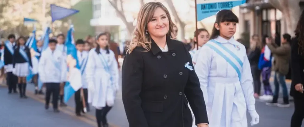 PASO OFICIAL. Como en el desfile por el Día de la Independencia de 2024 (foto), este año al ministra de Educación también desfilará junto a los alumnos.