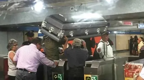 No tenían dinero para un coche fúnebre y subieron el ataúd al metro