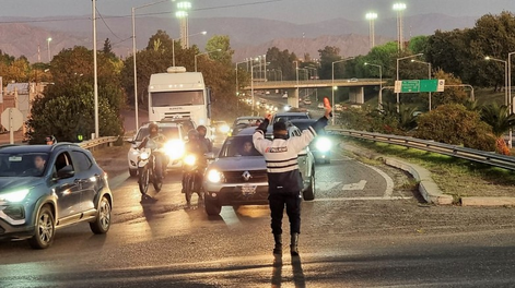Un sondeo expuso las fallas de los sanjuaninos al volante: conductores confiados que no saben ni las reglas básicas