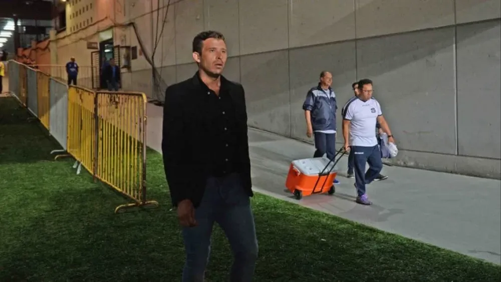 Benítez dejó de ser el técnico de Estudiantes