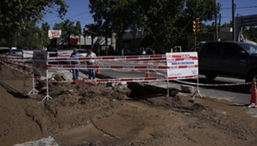 Por un caño roto, inhabilitan media calzada de calle Libertador