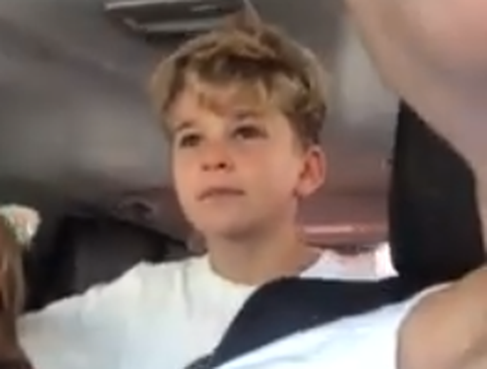 El desopilante video de un niño que se queja de las tareas de la escuela