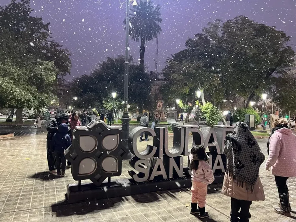 [HISTÓRICO] Nevó en San Juan: fotos y videos de los sanjuaninos disfrutando en la Plaza 25