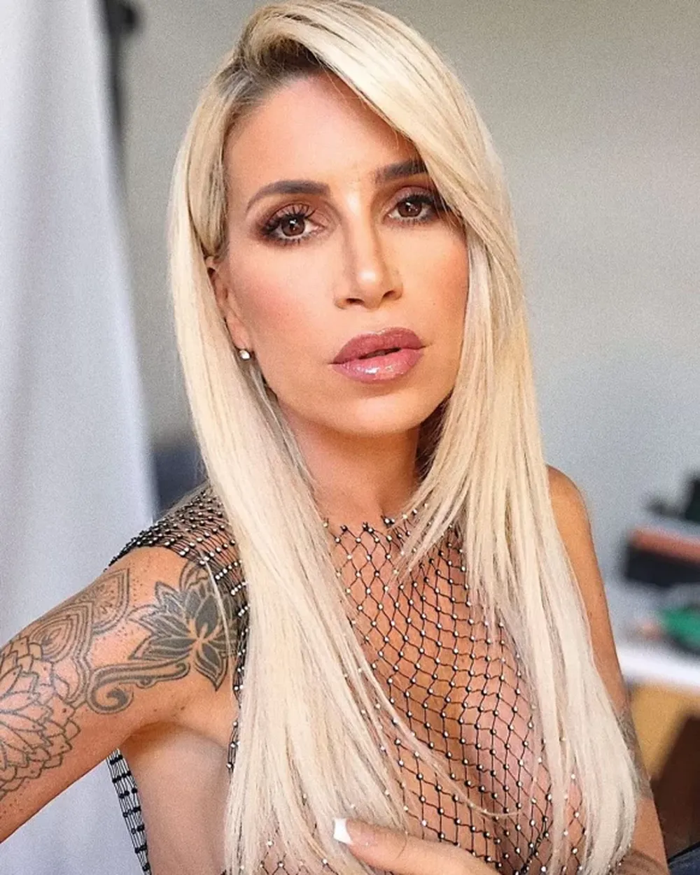 El posteo subido de tono de Florencia Peña en el tejado, con body de cuero cavado