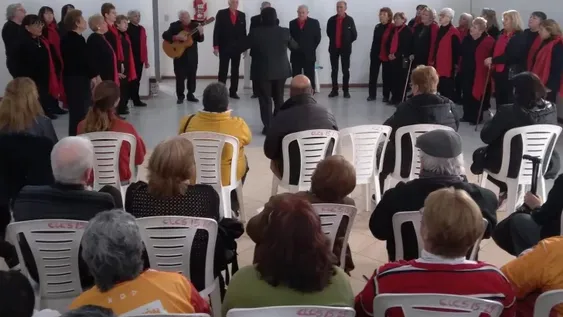 Adultos mayores, de intercambio cultural