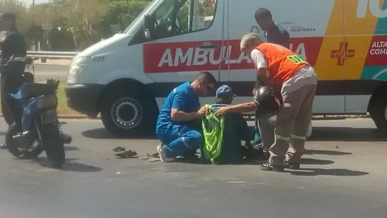 Un accidente entre dos motos dejó a uno de los conductores en el hospital
