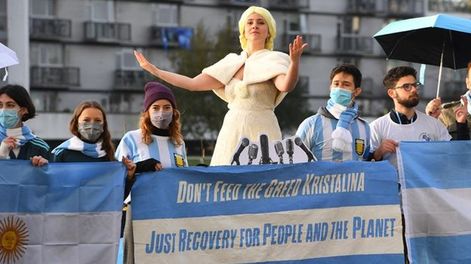 Una activista se vistió de Evita durante la Cumbre Climática en Glasgow