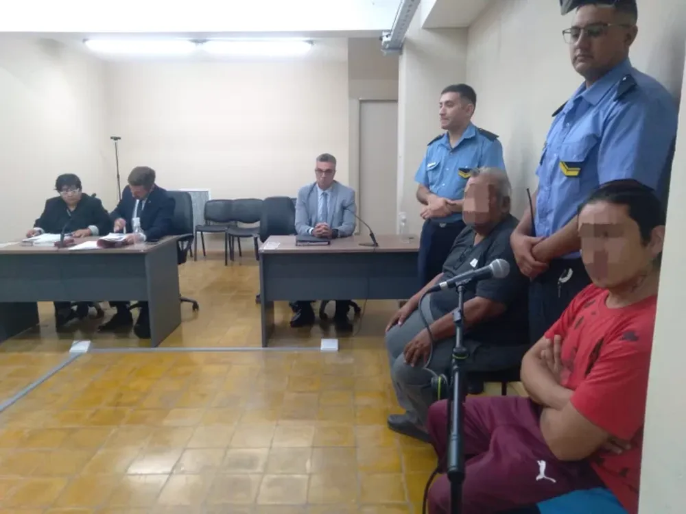 El changarín (derecha) recibió 8 años de cárcel por violar a su primo y a su hermana con discapacidad. A su lado, el abuelastro de la joven, que también la violó y recibió 6 años de prisión domiciliaria.