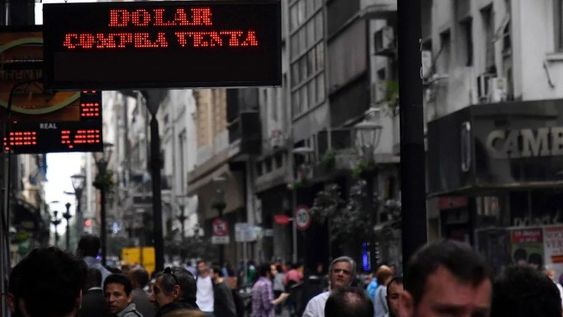 Esperan un recargo de 20% por consumo con dólar en el exterior