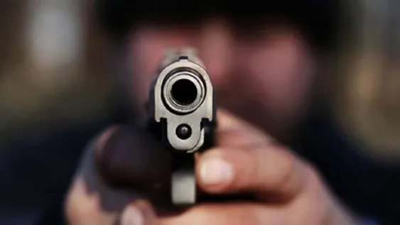 Un chico de 16 años que iba en moto le mostró un arma a la Policía y huyó: lo atraparon