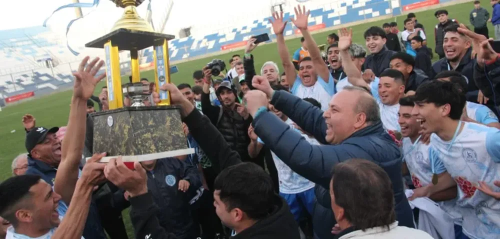 Consagración. La Liga Albardón-Angaco terminó convirtiéndose en el representante de San Juan en la Copa País tras ganarle la final a la Liga Caucetera en el Bicentenario en una definición apasionante.