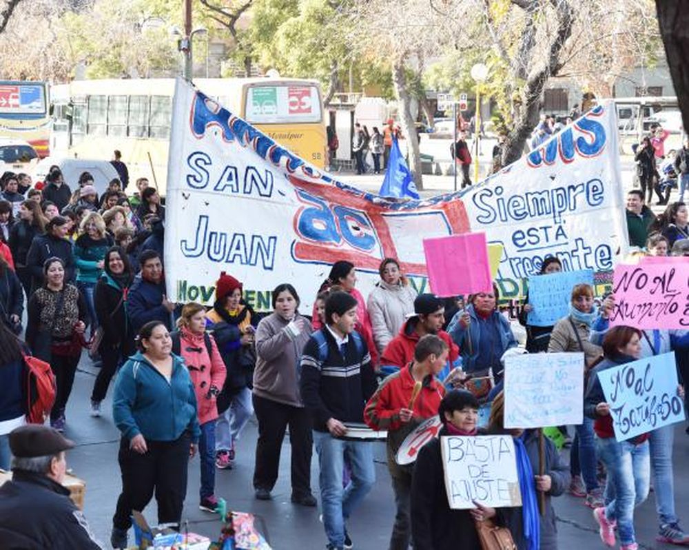 También las amas de casa piden menos cargos en la luz