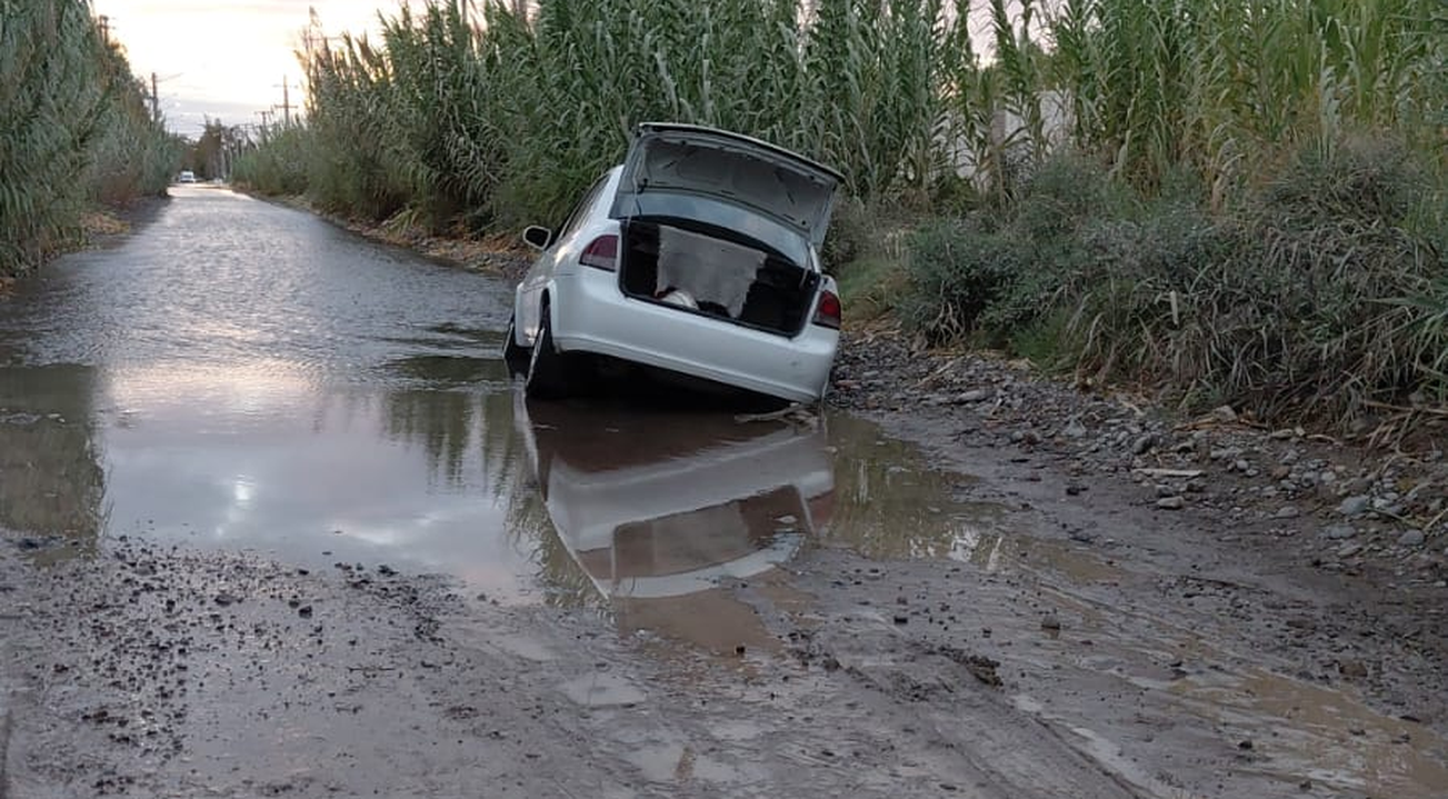 Vecinos denuncian un caño roto sobre calle Dr. Ortega que se rompe constamente y que genera inundaciones y aislamiento para tres barrios de Rawson. Vecinos denuncian un caño roto sobre calle Dr. Ortega que se rompe constamente y que genera inundaciones y aislamiento para tres barrios de Rawson.