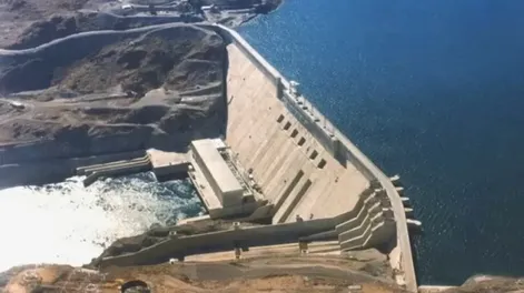 EL GOBIERNO NACIONAL oficializó la venta de las acciones de las empresas hidroeléctricas Alicurá, El Chocón-Arroyito, Cerros Colorados y Piedra del Águila como parte del plan de privatización de compañías estatales.