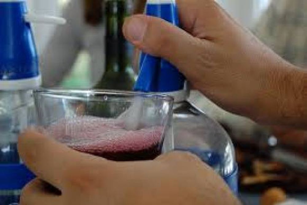 Simplemente vinos en la mesa de todos los días