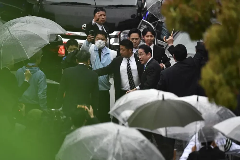 El primer ministro japonés, evacuado de emergencia tras una explosión en un acto electoral