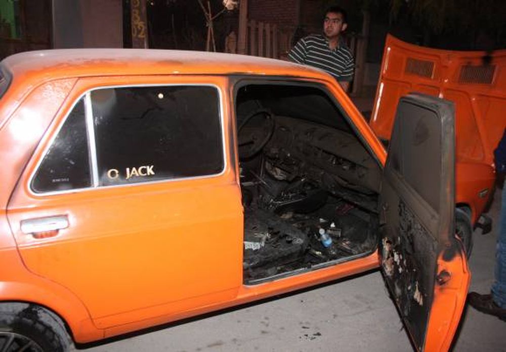 Roban su auto, se lo queman y dejan $35.000 en pérdidas