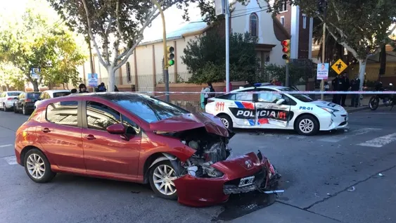Violento choque entre un patrullero y un auto en un cruce con semáforos del centro