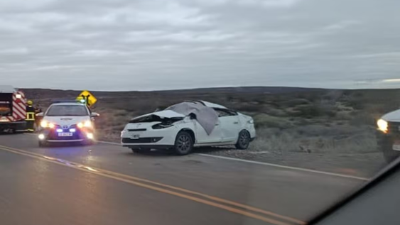 El auto volcó con la familia dentro tras perder el equilibrio.
