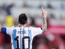 Eterno. El ambiente deportivo de San Juan no se alejó del sentimiento mundial por la despedida de Messi en la selección.