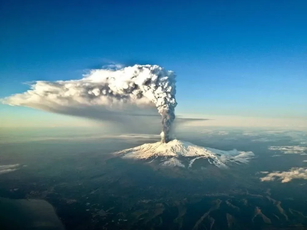 El volcán Etna entró en erupción y tuvieron que cerrar un aeropuerto
