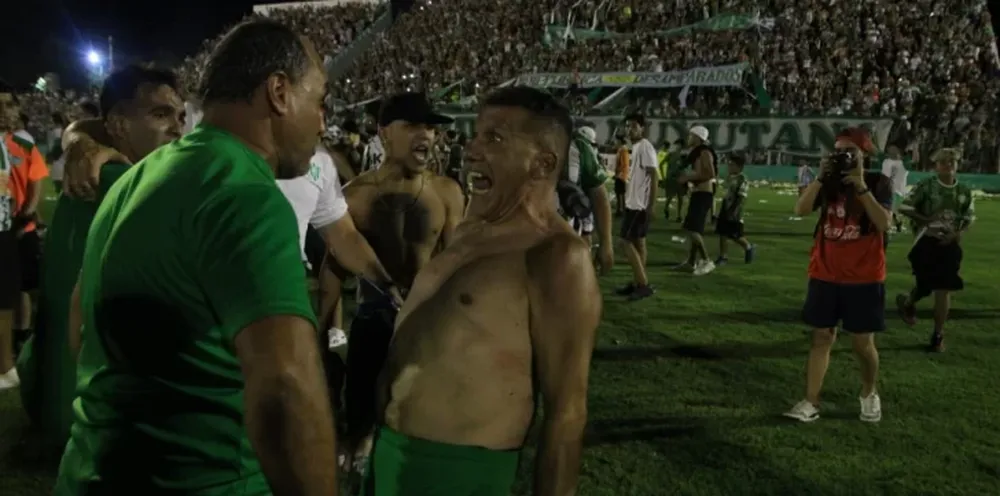 Alegría genuina. Luis Murúa explota de felicidad para abrazarse con un integrante de su cuerpo técnico. Fue el final del partido ante Pacífico y el pasaporte a la final.