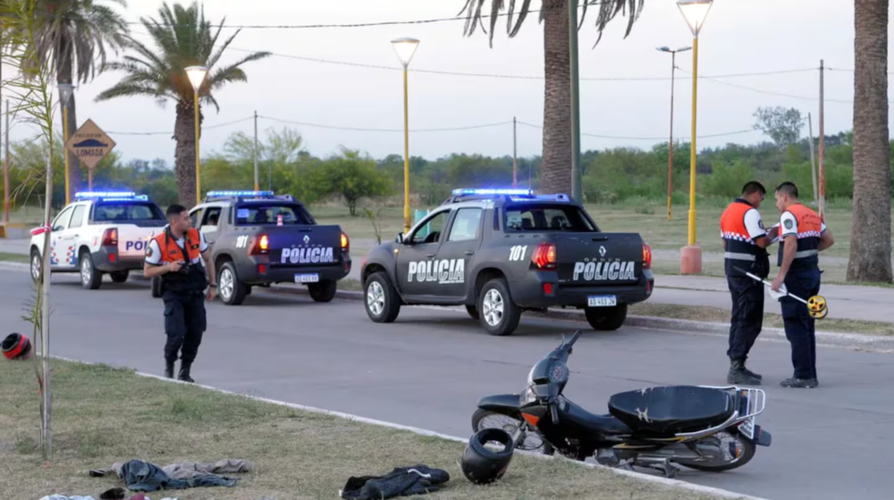 Un motociclista chocó con un gato, derrapó y murió.